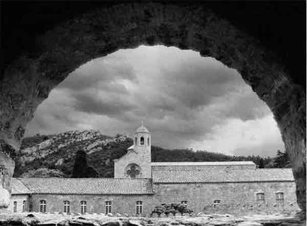 Marie VIDAL - auteure photographe artiste - Fontfroide - eglise vu du moulin